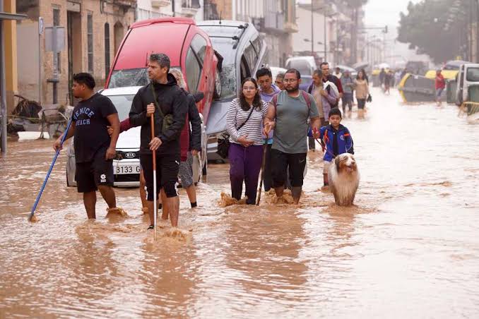 spain floods citizens raise alarm over lack of response from authorities