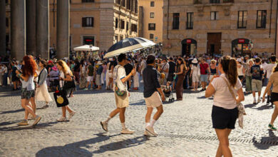 heatwave Europe city street summ heatwave Europe city street summer crowd