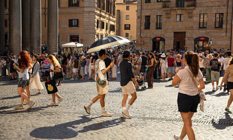 heatwave Europe city street summ heatwave Europe city street summer crowd