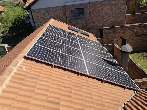 photo 1780445392792 556e5609c5ab Rooftop Solar Panels Heatwave: Temperature Coefficient
